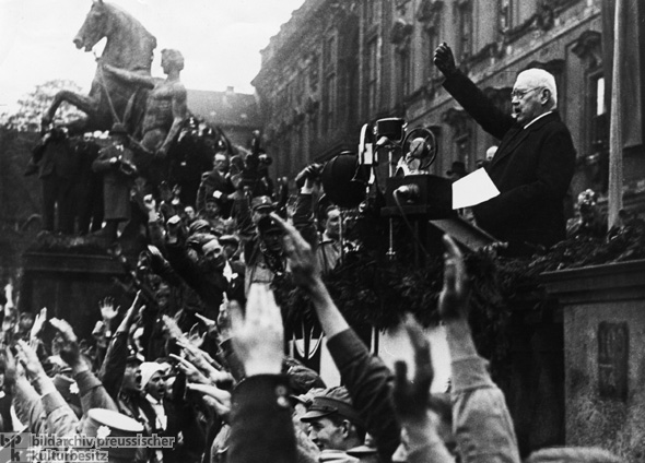 Reichspräsident Paul von Hindenburg hält erstmals eine Ansprache zur Maifeier, Berlin (1. Mai 1933)